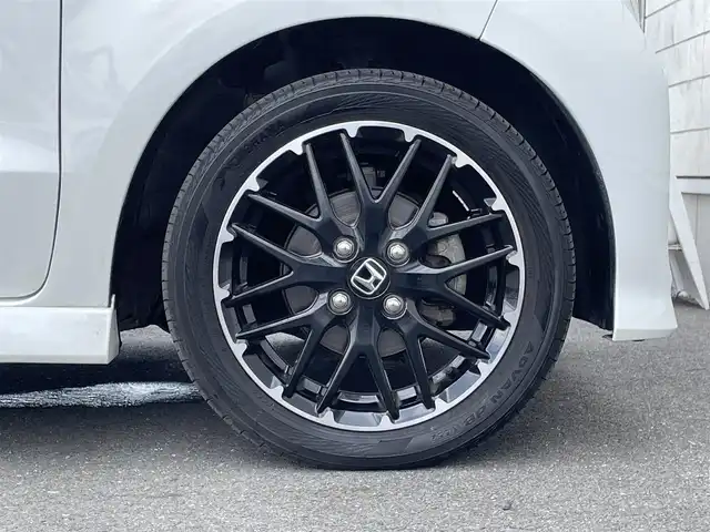 ホンダ Ｎ ＢＯＸ カスタム L ターボ 群馬県 2022(令4)年 6.8万km プラチナホワイトパール ホンダセンシング/・衝突軽減ブレーキ/・誤発進抑制機能/・路外逸脱抑制機能/・アダプティブクルーズコントロール/・車線維持支援システム/・オートハイビーム/・先行車発進お知らせ機能/・標識認識機能/社外9インチナビ/　　フルセグ/Bluetooth/CD/DVD/MSV/    SD/USB/FM/AM/ipod/AUX/バックカメラ/両側パワースライドドア/オートLEDヘッドライト/フォグランプ/レザーシート/前席シートヒーター/電動パーキングブレーキ/オートブレーキホールド/スマートキー/ステアリングスイッチ/ビルドインETC
