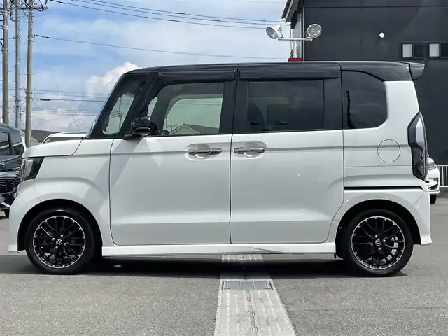 ホンダ Ｎ ＢＯＸ カスタム L ターボ 群馬県 2022(令4)年 6.8万km プラチナホワイトパール ホンダセンシング/・衝突軽減ブレーキ/・誤発進抑制機能/・路外逸脱抑制機能/・アダプティブクルーズコントロール/・車線維持支援システム/・オートハイビーム/・先行車発進お知らせ機能/・標識認識機能/社外9インチナビ/　　フルセグ/Bluetooth/CD/DVD/MSV/    SD/USB/FM/AM/ipod/AUX/バックカメラ/両側パワースライドドア/オートLEDヘッドライト/フォグランプ/レザーシート/前席シートヒーター/電動パーキングブレーキ/オートブレーキホールド/スマートキー/ステアリングスイッチ/ビルドインETC