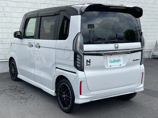 ホンダ Ｎ ＢＯＸ カスタム L ターボ 群馬県 2022(令4)年 6.8万km プラチナホワイトパール ホンダセンシング/・衝突軽減ブレーキ/・誤発進抑制機能/・路外逸脱抑制機能/・アダプティブクルーズコントロール/・車線維持支援システム/・オートハイビーム/・先行車発進お知らせ機能/・標識認識機能/社外9インチナビ/　　フルセグ/Bluetooth/CD/DVD/MSV/    SD/USB/FM/AM/ipod/AUX/バックカメラ/両側パワースライドドア/オートLEDヘッドライト/フォグランプ/レザーシート/前席シートヒーター/電動パーキングブレーキ/オートブレーキホールド/スマートキー/ステアリングスイッチ/ビルドインETC