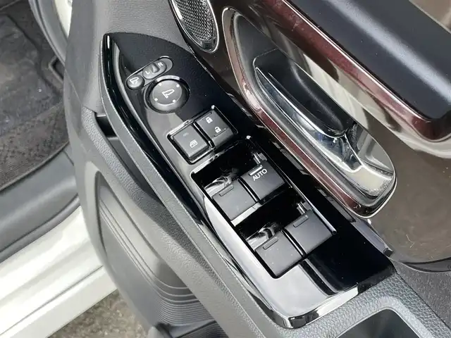 ホンダ Ｎ ＢＯＸ カスタム L ターボ 群馬県 2022(令4)年 6.8万km プラチナホワイトパール ホンダセンシング/・衝突軽減ブレーキ/・誤発進抑制機能/・路外逸脱抑制機能/・アダプティブクルーズコントロール/・車線維持支援システム/・オートハイビーム/・先行車発進お知らせ機能/・標識認識機能/社外9インチナビ/　　フルセグ/Bluetooth/CD/DVD/MSV/    SD/USB/FM/AM/ipod/AUX/バックカメラ/両側パワースライドドア/オートLEDヘッドライト/フォグランプ/レザーシート/前席シートヒーター/電動パーキングブレーキ/オートブレーキホールド/スマートキー/ステアリングスイッチ/ビルドインETC
