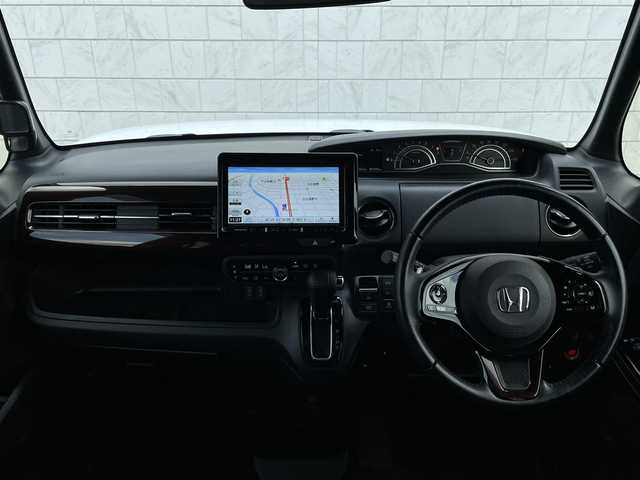 ホンダ Ｎ ＢＯＸ カスタム L ターボ 山口県 2022(令4)年 6.8万km プラチナホワイトパール ホンダセンシング/・衝突軽減ブレーキ/・誤発進抑制機能/・路外逸脱抑制機能/・アダプティブクルーズコントロール/・車線維持支援システム/・オートハイビーム/・先行車発進お知らせ機能/・標識認識機能/社外9インチナビ/　　フルセグ/Bluetooth/CD/DVD/MSV/    SD/USB/FM/AM/ipod/AUX/バックカメラ/両側パワースライドドア/オートLEDヘッドライト/フォグランプ/レザーシート/前席シートヒーター/電動パーキングブレーキ/オートブレーキホールド/スマートキー/ステアリングスイッチ/ビルドインETC