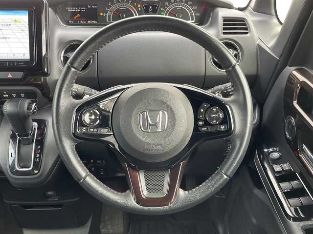 ホンダ Ｎ ＢＯＸ カスタム L ターボ 山口県 2022(令4)年 6.8万km プラチナホワイトパール ホンダセンシング/・衝突軽減ブレーキ/・誤発進抑制機能/・路外逸脱抑制機能/・アダプティブクルーズコントロール/・車線維持支援システム/・オートハイビーム/・先行車発進お知らせ機能/・標識認識機能/社外9インチナビ/　　フルセグ/Bluetooth/CD/DVD/MSV/    SD/USB/FM/AM/ipod/AUX/バックカメラ/両側パワースライドドア/オートLEDヘッドライト/フォグランプ/レザーシート/前席シートヒーター/電動パーキングブレーキ/オートブレーキホールド/スマートキー/ステアリングスイッチ/ビルドインETC