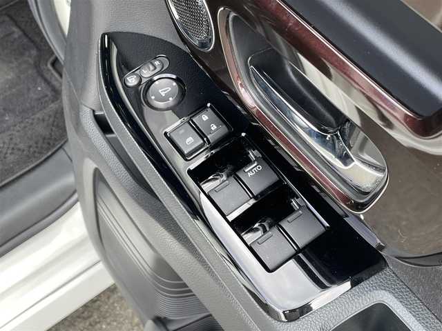 ホンダ Ｎ ＢＯＸ カスタム L ターボ 山口県 2022(令4)年 6.8万km プラチナホワイトパール ホンダセンシング/・衝突軽減ブレーキ/・誤発進抑制機能/・路外逸脱抑制機能/・アダプティブクルーズコントロール/・車線維持支援システム/・オートハイビーム/・先行車発進お知らせ機能/・標識認識機能/社外9インチナビ/　　フルセグ/Bluetooth/CD/DVD/MSV/    SD/USB/FM/AM/ipod/AUX/バックカメラ/両側パワースライドドア/オートLEDヘッドライト/フォグランプ/レザーシート/前席シートヒーター/電動パーキングブレーキ/オートブレーキホールド/スマートキー/ステアリングスイッチ/ビルドインETC