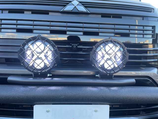 三菱 デリカＤ：５ アーバンギア G パワーパッケージ 長野県 2019(平31)年 3.2万km アイガーグレーメタリック 禁煙車/社外7インチナビ(AM/FM/DVD/TV/Bluetooth)/パートタイム4WD/両側電動スライドドア/電動リアゲート/全方位カメラ/バックカメラ/レーダークルーズコントロール/GIGEARオフロードギア/・アルミルーフラック/・フロントグリルカバー/・LEDフォグランプ/・オーバーフェンダーカバー/・リアラダー/1.5インチリフトアップ/ブラウンレザーシートカバー/社外17インチアルミ(235/65R17)/フルセグTV/ETC/革巻きステアリング/ステアリングスイッチ/運転席電動シート/前席シートヒーター/オートライト/オートハイビーム/衝突被害軽減装置/車線逸脱警報システム/レーンキープアシスト/ＭＴモード付ＡＴ/パドルシフト/プッシュスタート/スマートキー/スペアキー