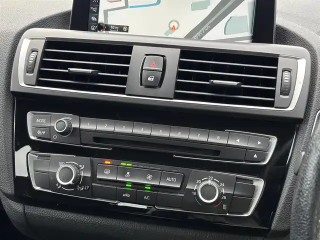 ＢＭＷ １１８ｄ スポーツ 山梨県 2016(平28)年 6.7万km アルピンホワイトⅢ 当店買取車/純正HDDナビ/バックカメラ/Bluetooth/USB/AUX/インテリジェントセーフティ/レーンキープアシスト/クルーズコントロール/コーナーセンサー/衝突軽減ブレーキ/アンビエントライト/オートライト/LEDヘッドライト/ドライブモードセレクト/デジタルインナーミラー/ETC/純正16インチAW/保証書/スペアキー