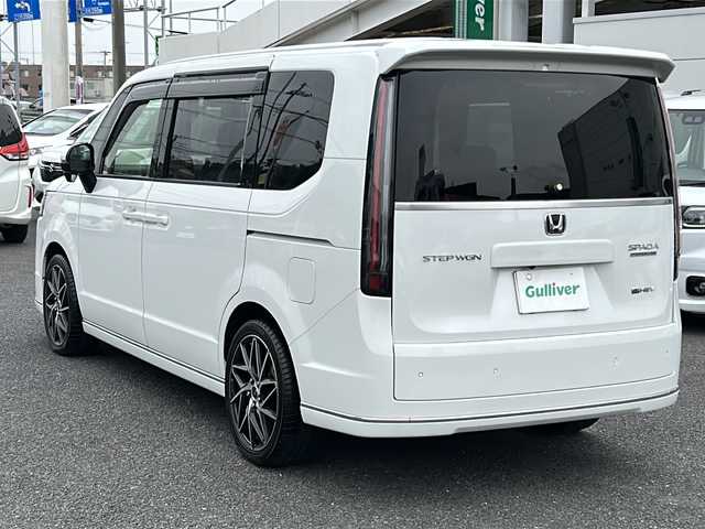 ホンダ ステップワゴン スパーダ eHEV プレミアムライン 千葉県 2024(令6)年 0.6万km プラチナホワイトパール ワンオーナー/純正11インチナビ/フルセグTV/Bluetoothオーディオ接続/DVD再生可能/USB / USB-C接続/純正15インチフリップダウンモニター/全周囲カメラ/ブラインドスポットモニター/両側パワースライドドア/パワーバックドア/LEDヘッドライト/スマートキー/ハーフレザーシート/1列目2列目シートヒーター/社外18インチアルミホイール/フロアマット/前後ドラレコ（DRH-224SD）/Honda SENSING/●衝突軽減ブレーキ（CMBS）/●誤発進抑制機能/●後方誤発進抑制機能/●近距離衝突軽減ブレーキ/●歩行者事故低減ステアリング/●路外逸脱抑制機能/●渋滞追従機能付アダプティブクルーズコントロール（ACC）●車線維持支援システム（LKAS）/●トラフィックジャムアシスト（渋滞運転支援機能）/●先行車発進お知らせ機能/●標識認識機能/●オートハイビーム/●アダプティブドライビングビーム/スペアキー/保証書/取扱説明書