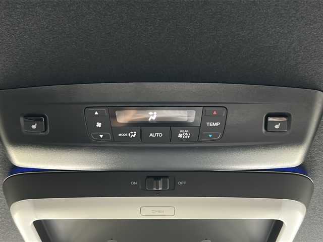 ホンダ ステップワゴン スパーダ eHEV プレミアムライン 千葉県 2024(令6)年 0.6万km プラチナホワイトパール ワンオーナー/純正11インチナビ/フルセグTV/Bluetoothオーディオ接続/DVD再生可能/USB / USB-C接続/純正15インチフリップダウンモニター/全周囲カメラ/ブラインドスポットモニター/両側パワースライドドア/パワーバックドア/LEDヘッドライト/スマートキー/ハーフレザーシート/1列目2列目シートヒーター/社外18インチアルミホイール/フロアマット/前後ドラレコ（DRH-224SD）/Honda SENSING/●衝突軽減ブレーキ（CMBS）/●誤発進抑制機能/●後方誤発進抑制機能/●近距離衝突軽減ブレーキ/●歩行者事故低減ステアリング/●路外逸脱抑制機能/●渋滞追従機能付アダプティブクルーズコントロール（ACC）●車線維持支援システム（LKAS）/●トラフィックジャムアシスト（渋滞運転支援機能）/●先行車発進お知らせ機能/●標識認識機能/●オートハイビーム/●アダプティブドライビングビーム/スペアキー/保証書/取扱説明書