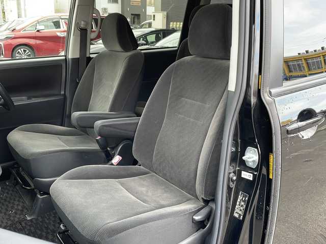 トヨタ ヴォクシー X Lエディション 道北・旭川 2013(平25)年 5.8万km ブラック /4WD//禁煙車//寒冷地仕様//社外ナビ BT/CD/DVD/AUX/SD/フルセグ//片側パワースライドドア//ステアリングスイッチ//オートエアコン//パワーウィンドウ//フロントデアイサー//ドアバイザー//社外AW夏タイヤ積み込み//エンジンスターター//純正フロアマット//バックカメラ//保証書//取扱説明書