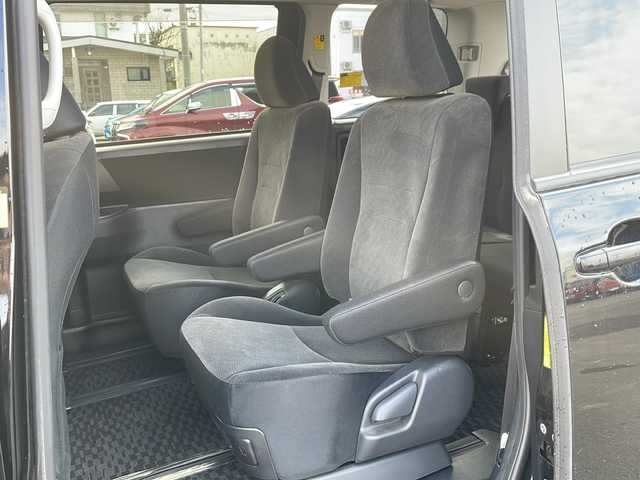 トヨタ ヴォクシー X Lエディション 道北・旭川 2013(平25)年 5.8万km ブラック /4WD//禁煙車//寒冷地仕様//社外ナビ BT/CD/DVD/AUX/SD/フルセグ//片側パワースライドドア//ステアリングスイッチ//オートエアコン//パワーウィンドウ//フロントデアイサー//ドアバイザー//社外AW夏タイヤ積み込み//エンジンスターター//純正フロアマット//バックカメラ//保証書//取扱説明書