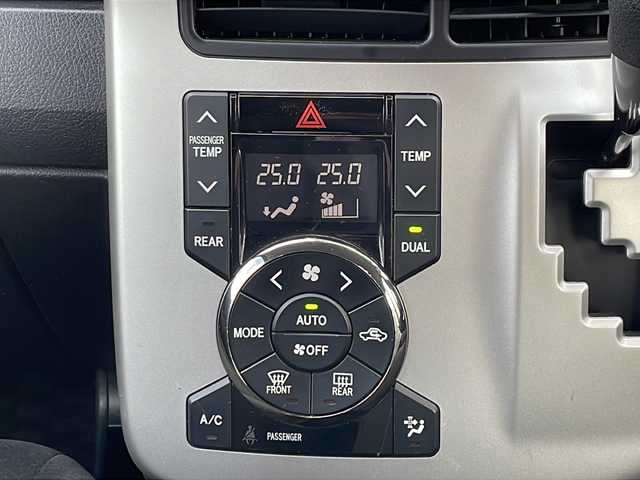 トヨタ ヴォクシー X Lエディション 道北・旭川 2013(平25)年 5.8万km ブラック /4WD//禁煙車//寒冷地仕様//社外ナビ BT/CD/DVD/AUX/SD/フルセグ//片側パワースライドドア//ステアリングスイッチ//オートエアコン//パワーウィンドウ//フロントデアイサー//ドアバイザー//社外AW夏タイヤ積み込み//エンジンスターター//純正フロアマット//バックカメラ//保証書//取扱説明書