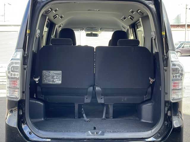 トヨタ ヴォクシー X Lエディション 道北・旭川 2013(平25)年 5.8万km ブラック /4WD//禁煙車//寒冷地仕様//社外ナビ BT/CD/DVD/AUX/SD/フルセグ//片側パワースライドドア//ステアリングスイッチ//オートエアコン//パワーウィンドウ//フロントデアイサー//ドアバイザー//社外AW夏タイヤ積み込み//エンジンスターター//純正フロアマット//バックカメラ//保証書//取扱説明書