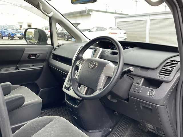 トヨタ ヴォクシー X Lエディション 道北・旭川 2013(平25)年 5.8万km ブラック /4WD//禁煙車//寒冷地仕様//社外ナビ BT/CD/DVD/AUX/SD/フルセグ//片側パワースライドドア//ステアリングスイッチ//オートエアコン//パワーウィンドウ//フロントデアイサー//ドアバイザー//社外AW夏タイヤ積み込み//エンジンスターター//純正フロアマット//バックカメラ//保証書//取扱説明書