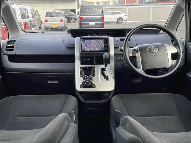 トヨタ ヴォクシー X Lエディション 道央・札幌 2013(平25)年 5.8万km ブラック (株)IDOMが運営する【じしゃロン札幌店】の自社ローン専用車両になりますこちらは現金またはオートローンご利用価格です。自社ローンご希望の方は別途その旨お申し付けください。//4WD//禁煙車//寒冷地仕様//社外ナビ BT/CD/DVD/AUX/SD/フルセグ//片側パワースライドドア//ステアリングスイッチ//オートエアコン//パワーウィンドウ//フロントデアイサー//ドアバイザー//社外AW夏タイヤ積み込み//純正フロアマット//バックカメラ//保証書//取扱説明書