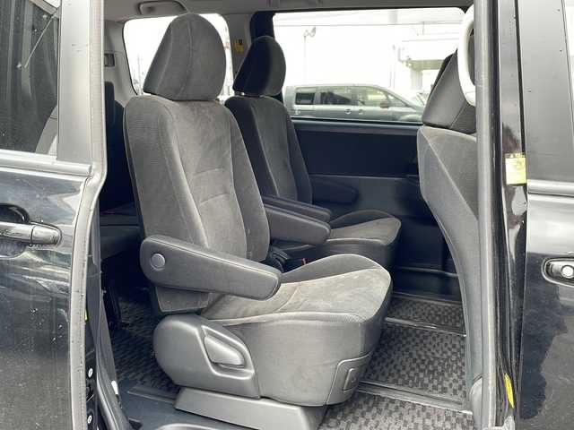 トヨタ ヴォクシー X Lエディション 道央・札幌 2013(平25)年 5.8万km ブラック (株)IDOMが運営する【じしゃロン札幌店】の自社ローン専用車両になりますこちらは現金またはオートローンご利用価格です。自社ローンご希望の方は別途その旨お申し付けください。//4WD//禁煙車//寒冷地仕様//社外ナビ BT/CD/DVD/AUX/SD/フルセグ//片側パワースライドドア//ステアリングスイッチ//オートエアコン//パワーウィンドウ//フロントデアイサー//ドアバイザー//社外AW夏タイヤ積み込み//純正フロアマット//バックカメラ//保証書//取扱説明書