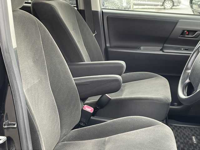 トヨタ ヴォクシー X Lエディション 道央・札幌 2013(平25)年 5.8万km ブラック (株)IDOMが運営する【じしゃロン札幌店】の自社ローン専用車両になりますこちらは現金またはオートローンご利用価格です。自社ローンご希望の方は別途その旨お申し付けください。//4WD//禁煙車//寒冷地仕様//社外ナビ BT/CD/DVD/AUX/SD/フルセグ//片側パワースライドドア//ステアリングスイッチ//オートエアコン//パワーウィンドウ//フロントデアイサー//ドアバイザー//社外AW夏タイヤ積み込み//純正フロアマット//バックカメラ//保証書//取扱説明書