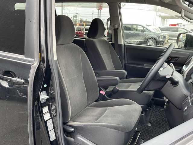 トヨタ ヴォクシー X Lエディション 道央・札幌 2013(平25)年 5.8万km ブラック (株)IDOMが運営する【じしゃロン札幌店】の自社ローン専用車両になりますこちらは現金またはオートローンご利用価格です。自社ローンご希望の方は別途その旨お申し付けください。//4WD//禁煙車//寒冷地仕様//社外ナビ BT/CD/DVD/AUX/SD/フルセグ//片側パワースライドドア//ステアリングスイッチ//オートエアコン//パワーウィンドウ//フロントデアイサー//ドアバイザー//社外AW夏タイヤ積み込み//純正フロアマット//バックカメラ//保証書//取扱説明書