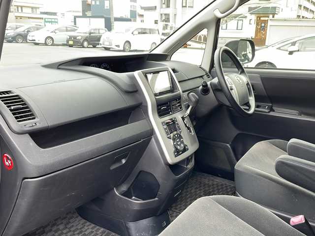 トヨタ ヴォクシー X Lエディション 道央・札幌 2013(平25)年 5.8万km ブラック (株)IDOMが運営する【じしゃロン札幌店】の自社ローン専用車両になりますこちらは現金またはオートローンご利用価格です。自社ローンご希望の方は別途その旨お申し付けください。//4WD//禁煙車//寒冷地仕様//社外ナビ BT/CD/DVD/AUX/SD/フルセグ//片側パワースライドドア//ステアリングスイッチ//オートエアコン//パワーウィンドウ//フロントデアイサー//ドアバイザー//社外AW夏タイヤ積み込み//純正フロアマット//バックカメラ//保証書//取扱説明書