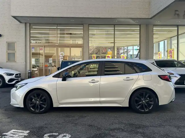 トヨタ カローラツーリング ダブルバイビー 静岡県 2022(令4)年 0.6万km プラチナホワイトパールマイカ ワンオーナー/純正ナビ/フルセグTV/BT/USB/バックカメラ/ハーフレザーシート/前席シートヒーター/プリクラッシュセーフティ/レーンキープアシスト/オートハイビーム/レーダークルーズコントロール/ブラインドスポットモニター/ヘッドアップディスプレイ/クリアランスソナー/AC100V電源/置くだけ充電/ステアリングヒーター/ビルトインETC2.0/TVキャンセラー/LEDライト/LEDフォグ/スマートキー×2/保証書/取扱説明書/ナビ取扱説明書/R5/R7点検記録簿有