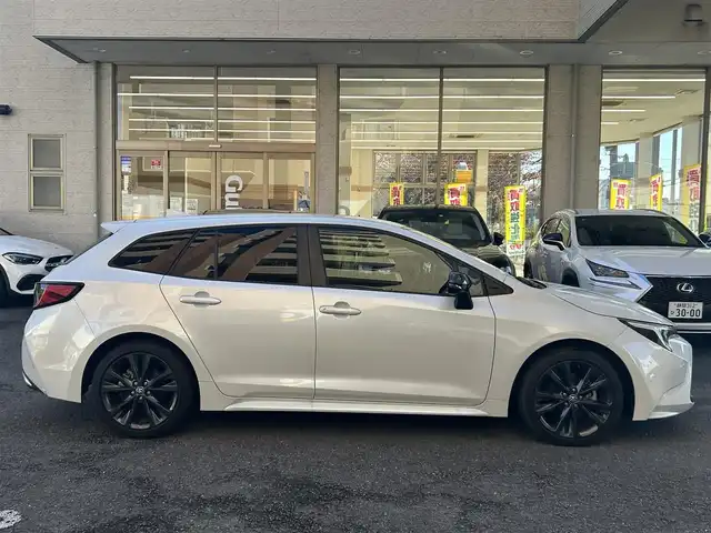 トヨタ カローラツーリング ダブルバイビー 静岡県 2022(令4)年 0.6万km プラチナホワイトパールマイカ ワンオーナー/純正ナビ/フルセグTV/BT/USB/バックカメラ/ハーフレザーシート/前席シートヒーター/プリクラッシュセーフティ/レーンキープアシスト/オートハイビーム/レーダークルーズコントロール/ブラインドスポットモニター/ヘッドアップディスプレイ/クリアランスソナー/AC100V電源/置くだけ充電/ステアリングヒーター/ビルトインETC2.0/TVキャンセラー/LEDライト/LEDフォグ/スマートキー×2/保証書/取扱説明書/ナビ取扱説明書/R5/R7点検記録簿有