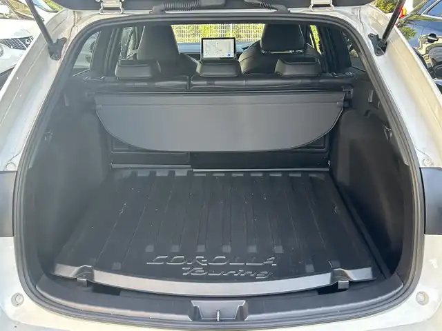 トヨタ カローラツーリング ダブルバイビー 静岡県 2022(令4)年 0.6万km プラチナホワイトパールマイカ ワンオーナー/純正ナビ/フルセグTV/BT/USB/バックカメラ/ハーフレザーシート/前席シートヒーター/プリクラッシュセーフティ/レーンキープアシスト/オートハイビーム/レーダークルーズコントロール/ブラインドスポットモニター/ヘッドアップディスプレイ/クリアランスソナー/AC100V電源/置くだけ充電/ステアリングヒーター/ビルトインETC2.0/TVキャンセラー/LEDライト/LEDフォグ/スマートキー×2/保証書/取扱説明書/ナビ取扱説明書/R5/R7点検記録簿有