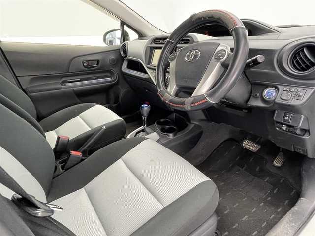 トヨタ アクア S 茨城県 2014(平26)年 9.1万km ライムホワイトパールクリスタルシャイン (株)IDOMが運営する【じしゃロン水戸店】の自社ローン専用車両になりますこちらは現金またはオートローンご利用時の価格です。自社ローンご希望の方は別途その旨お申付け下さい/純正SDナビ(NSCP-W64)/　・ワンセグTV/　・Bluetooth/バックカメラ/ETC/プッシュスタート/スマートキー/ステアリングリモコン/ライトレベライザー/オートライト/ECO・EVモード/ウインカーミラー/純正フロアマット/ドアバイザー