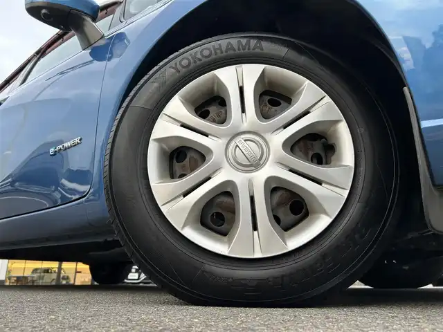 日産 ノート e－パワー X 愛媛県 2016(平28)年 6.2万km シャイニングブルー 純正ナビ（MJ321D-W）/CD/DVD/TV/BT/全方位カメラ/ETC/ナビ連動ドライブレコーダー/エマージェンシーブレーキ/踏み間違い防止装置/レーンキープアシスト/前後コーナーセンサー/デジタルインナーミラー/オートライト/LEDヘッドライト/スマートキー/オートエアコン/純正フロアマット