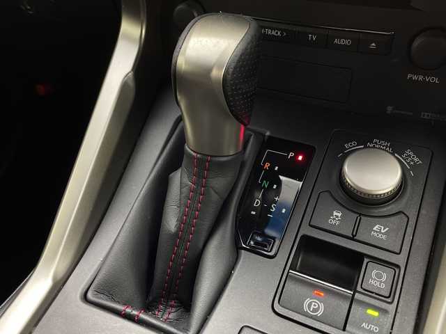 レクサス ＮＸ 300h Fスポーツ 茨城県 2016(平28)年 10.9万km ホワイトノーヴァガラスフレーク 純正ナビ　バックカメラ　サイドカメラ　フルセグTV　パワーシート　シートヒーター　エアシート　ステアリングヒーター　パワーバックドア　クルーズコントロール　純正ドライブレコーダー　ＥＴＣ２．０　エアロ／サイド・リア　純正フロアマット　純正ドアバイザー　