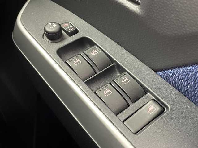 トヨタ タンク カスタムG 茨城県 2019(令1)年 4.7万km ブラックマイカメタリック/パールホワイト2トーン ストラーダ7インチナビ/フルセグTV/CD/DVD/USB/BTオーディオ/バックカメラ/プッシュスタート/スペアキー/ビルトインETC/純正フロアマット（前席ゴムマット）/両側パワースライドドア/コーナーセンサー前後/フォグランプ/純正14インチAW/LEDヘッドライト