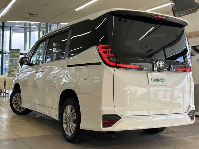 トヨタ ノア S－Z 道央・札幌 2023(令5)年 1.1万km ホワイトパールクリスタルシャイン ・ワンオーナー/・4WD/・寒冷地仕様/・純正ナビ/フルセグTV/DVD/CD/BT/・Miracast/・バックカメラ/・リヤフリップダウンモニター/・両側パワースライドドア/・ドライブレコーダー/・プリクラッシュセーフティ/・レーダークルーズコントロール/・レーンディパーチャーアラート/・ブラインドスポットモニター/・プロアクティブドライビングアシスト/・クリアランスソナー/・リヤクロストラフィックアラート/・パーキングサポートブレーキ/・安心降車アシスト/・ロードサインアシスト/・オートマチックハイビーム/・ワイパーデアイサー/・ビルトインETC/・ハーフレザーシート/・前席シートヒーター/・LEDヘッドライト/・LEDフォグ/・横滑り防止/・プッシュスタート/・スマートキー/・ドアバイザー/・夏タイヤ社外16インチAW積込