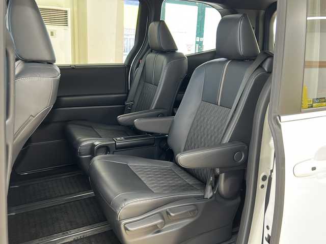 トヨタ ノア S－Z 道央・札幌 2023(令5)年 1.1万km ホワイトパールクリスタルシャイン ・ワンオーナー/・4WD/・寒冷地仕様/・純正ナビ/フルセグTV/DVD/CD/BT/・Miracast/・バックカメラ/・リヤフリップダウンモニター/・両側パワースライドドア/・ドライブレコーダー/・プリクラッシュセーフティ/・レーダークルーズコントロール/・レーンディパーチャーアラート/・ブラインドスポットモニター/・プロアクティブドライビングアシスト/・クリアランスソナー/・リヤクロストラフィックアラート/・パーキングサポートブレーキ/・安心降車アシスト/・ロードサインアシスト/・オートマチックハイビーム/・ワイパーデアイサー/・ビルトインETC/・ハーフレザーシート/・前席シートヒーター/・LEDヘッドライト/・LEDフォグ/・横滑り防止/・プッシュスタート/・スマートキー/・ドアバイザー/・夏タイヤ社外16インチAW積込