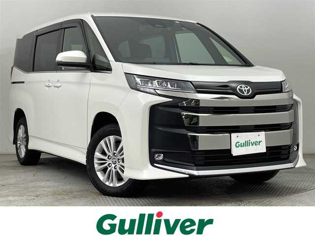 トヨタ ノア S－Z 道央・札幌 2023(令5)年 1.1万km ホワイトパールクリスタルシャイン ・ワンオーナー/・4WD/・寒冷地仕様/・純正メモリナビ/ 　CD／DVD／フルセグ／Bluetooth／Miracast/・バックカメラ/・純正フリップダウンモニター/・両側パワースライドドア/・純正ビルトインETC2.0/・ドライブレコーダー/・トヨタセーフティセンス/・プリクラッシュセーフティ/・レーダークルーズコントロール/・レーンディパーチャーアラート/・ブラインドスポットモニター/・プロアクティブドライビングアシスト/・クリアランスソナー/・リヤクロストラフィックアラート/・パーキングサポートブレーキ/・安心降車アシスト/・ロードサインアシスト/・オートマチックハイビーム/・ワイパーデアイサー/・ハーフレザーシート/・前席シートヒーター/・LEDヘッドライト/・LEDフォグ/・横滑り防止/・プッシュスタート/・スマートキー/・ドアバイザー/・夏タイヤ社外16インチAW積込