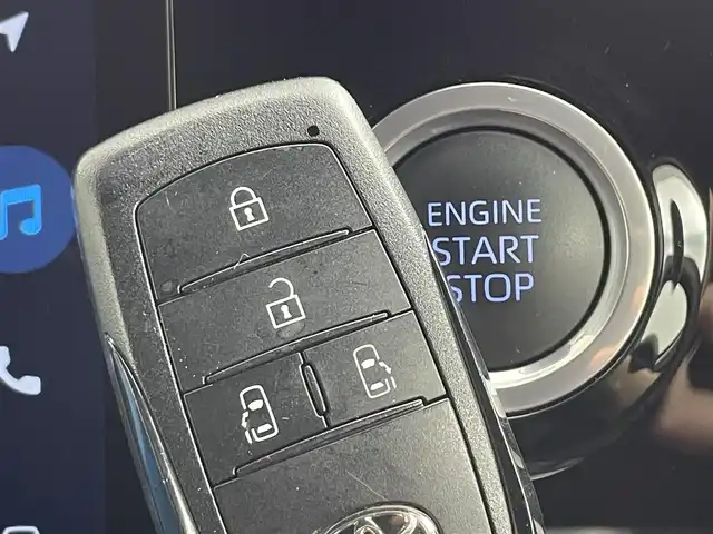 トヨタ ノア S－Z 道央・札幌 2023(令5)年 1.1万km ホワイトパールクリスタルシャイン ・ワンオーナー/・4WD/・寒冷地仕様/・純正メモリナビ/ 　CD／DVD／フルセグ／Bluetooth／Miracast/・バックカメラ/・純正フリップダウンモニター/・両側パワースライドドア/・純正ビルトインETC2.0/・ドライブレコーダー/・トヨタセーフティセンス/・プリクラッシュセーフティ/・レーダークルーズコントロール/・レーンディパーチャーアラート/・ブラインドスポットモニター/・プロアクティブドライビングアシスト/・クリアランスソナー/・リヤクロストラフィックアラート/・パーキングサポートブレーキ/・安心降車アシスト/・ロードサインアシスト/・オートマチックハイビーム/・ワイパーデアイサー/・ハーフレザーシート/・前席シートヒーター/・LEDヘッドライト/・LEDフォグ/・横滑り防止/・プッシュスタート/・スマートキー/・ドアバイザー/・夏タイヤ社外16インチAW積込