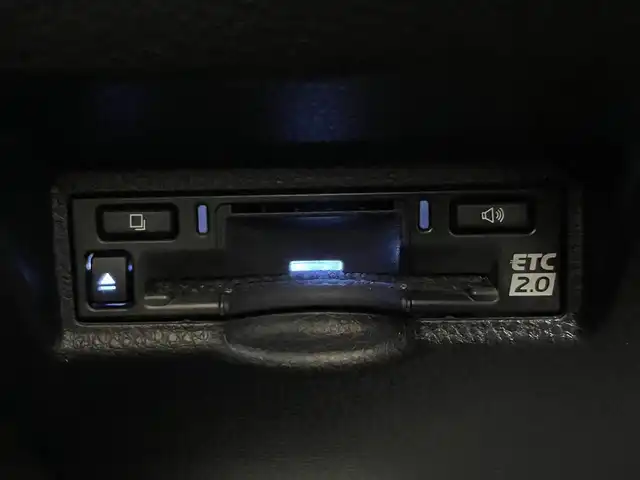 トヨタ ノア S－Z 道央・札幌 2023(令5)年 1.1万km ホワイトパールクリスタルシャイン ・ワンオーナー/・4WD/・寒冷地仕様/・純正メモリナビ/ 　CD／DVD／フルセグ／Bluetooth／Miracast/・バックカメラ/・純正フリップダウンモニター/・両側パワースライドドア/・純正ビルトインETC2.0/・ドライブレコーダー/・トヨタセーフティセンス/・プリクラッシュセーフティ/・レーダークルーズコントロール/・レーンディパーチャーアラート/・ブラインドスポットモニター/・プロアクティブドライビングアシスト/・クリアランスソナー/・リヤクロストラフィックアラート/・パーキングサポートブレーキ/・安心降車アシスト/・ロードサインアシスト/・オートマチックハイビーム/・ワイパーデアイサー/・ハーフレザーシート/・前席シートヒーター/・LEDヘッドライト/・LEDフォグ/・横滑り防止/・プッシュスタート/・スマートキー/・ドアバイザー/・夏タイヤ社外16インチAW積込