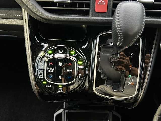 トヨタ ノア Si GRスポーツ 山口県 2018(平30)年 8.4万km ブラッキッシュアゲハガラスフレーク ワンオーナー　/セーフティセンス　/衝突被害軽減ブレーキ/車線逸脱警報/レーダークルーズコントロール/オートマチックハイビーム/標識認識機能/先行車発進お知らせ機能/両側パワースライドドア　/バックカメラ　/デジタルインナーミラー　/純正９インチナビ　/AM/FM/CD/DVD/Bluetooth/フルセグTV　/ＬＥＤヘッド＆フォグライト　/純正フロアマット　　/ドラレコ　/ＥＴＣ