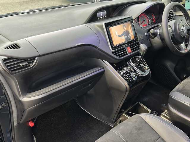 トヨタ ノア Si GRスポーツ 山口県 2018(平30)年 8.4万km ブラッキッシュアゲハガラスフレーク ワンオーナー　/セーフティセンス　/衝突被害軽減ブレーキ/車線逸脱警報/レーダークルーズコントロール/オートマチックハイビーム/標識認識機能/先行車発進お知らせ機能/両側パワースライドドア　/バックカメラ　/デジタルインナーミラー　/純正９インチナビ　/AM/FM/CD/DVD/Bluetooth/フルセグTV　/ＬＥＤヘッド＆フォグライト　/純正フロアマット　　/ドラレコ　/ＥＴＣ