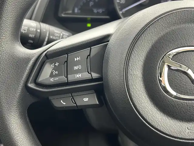 マツダ マツダ２ 15C 熊本県 2025(令7)年 0.8万km グレー 禁煙車　/ワンオーナー　/純正ナビ（ＢＴ・ＳＤ・ＵＳＢ）/純正前後ドライブレコーダー　/ＥＴＣ　/前後クリアランスソナー　/衝突軽減ブレーキ　/レーンキープアシスト　/横滑り防止　/ブラインドスポットモニター/オートライト/LEDヘッドライト/スマートキー/プッシュスタート/保証書/取扱説明書