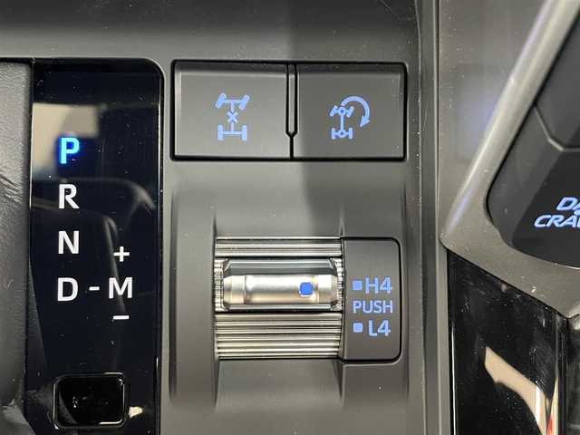 トヨタ ランドクルーザー AX 埼玉県 2023(令5)年 0.3万km ホワイトパールクリスタルシャイン ワンオーナー /AIS検査済み/7人乗り/禁煙車 /OPサンルーフ /ルーフレール /ナビTV /ブラインドスポット /追従クルコン /オートハイビーム /センターデフロック /マルチテレイン /ダウンヒルアシストコントロール/クロールコントロール /レーンキープ /360カメラ /MTモード/LEDヘッドライト