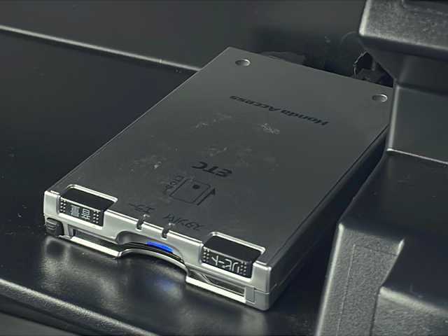 トヨタ プリウス S 山口県 2015(平27)年 9万km レッドマイカメタリック ワンオーナー/純正8インチSDナビ　【NSZA-X64T】/Bluetooth接続/DVD再生機能有/フルセグTV/バックカメラ/ETC/純正フロアマット/ステアリングスイッチ/スマートキー/スペアキー/プッシュスタート/LEDライト/社外17インチアルミホイール/社外エアサスペンション　【TEIN】/盗難防止装置