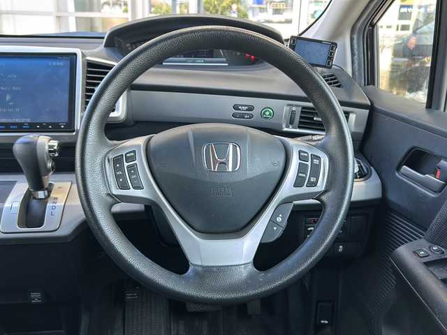 ホンダ フリード ハイブリット ジャストセレクション 静岡県 2014(平26)年 8.7万km プレミアムスパークルブラックパール プリクラッシュ/・クルーズコントロール/・バックカメラ/・レーダー探知機（GWR83sd)/純正9インチナビ/・FM/AM/Bluetooth/デジタルTV/主要装備/・両側パワースライドドア/・ETC/・ステアリングリモコン/・純正フロアマット/・純正ホイールキャップ/・スペアキー