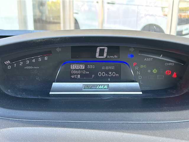 ホンダ フリード ハイブリット ジャストセレクション 静岡県 2014(平26)年 8.7万km プレミアムスパークルブラックパール プリクラッシュ/・クルーズコントロール/・バックカメラ/・レーダー探知機（GWR83sd)/純正9インチナビ/・FM/AM/Bluetooth/デジタルTV/主要装備/・両側パワースライドドア/・ETC/・ステアリングリモコン/・純正フロアマット/・純正ホイールキャップ/・スペアキー