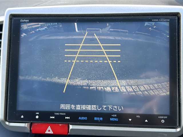 ホンダ フリード ハイブリット ジャストセレクション 静岡県 2014(平26)年 8.7万km プレミアムスパークルブラックパール プリクラッシュ/・クルーズコントロール/・バックカメラ/・レーダー探知機（GWR83sd)/純正9インチナビ/・FM/AM/Bluetooth/デジタルTV/主要装備/・両側パワースライドドア/・ETC/・ステアリングリモコン/・純正フロアマット/・純正ホイールキャップ/・スペアキー