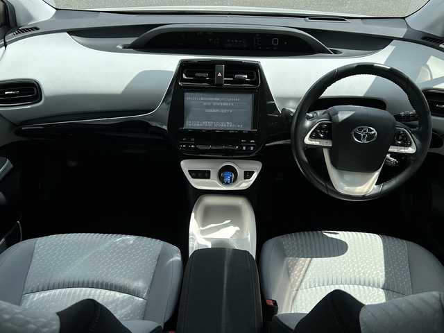 トヨタ プリウス 大阪府 2017(平29)年 5.2万km ホワイトパールクリスタルシャイン 社外９型ナビ　フルセグテレビ　Ｂｌｕｅｔｏｏｔｈ　トヨタセーフティセンス　パーキングサポート　レーダークルーズコントロール　ヘッドアップディスプレイ　コーナーセンサー　スマートキー　オートワイパー／ライト　アイドリングストップ　ウィンカーミラー　プッシュスタート　ETC　バックカメラ　社外15ホイール　社外スポイラー　純正オーディオ