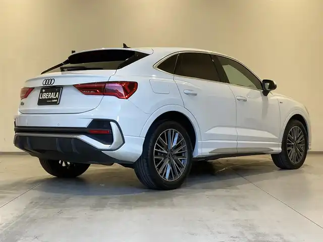 アウディ Ｑ３ SB 35TFSI Sライン 熊本県 2022(令4)年 4万km グレイシアホワイトメタリック ・ワンオーナー/・スマートキー/・プッシュスタート/・ハイビームアシスト/・パークエイド/・アダプティブドライブアシスト/・レーン逸脱警告/・Audiプレセンス/・休憩の推奨/・クルーズコントロール(追従式)/・ハーフレザーシート/・前席パワーシート/・前席シートヒーター/・純正メモリナビ/　【Bluetooth・USB・AppleCarPlay・AndroidAuto】/・全方位カメラ/・ETC2.0/・バーチャルコクピット/・パワーバックドア/・LEDヘッドランプ/・純正マット/・保証書/取説