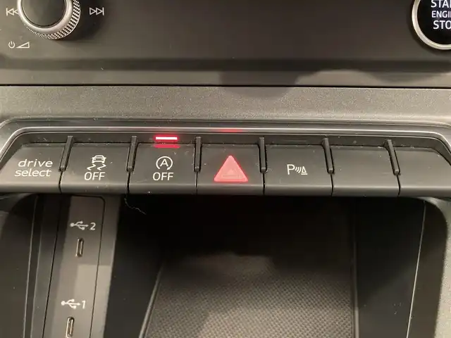 アウディ Ｑ３ SB 35TFSI Sライン 熊本県 2022(令4)年 4万km グレイシアホワイトメタリック ・ワンオーナー/・スマートキー/・プッシュスタート/・ハイビームアシスト/・パークエイド/・アダプティブドライブアシスト/・レーン逸脱警告/・Audiプレセンス/・休憩の推奨/・クルーズコントロール(追従式)/・ハーフレザーシート/・前席パワーシート/・前席シートヒーター/・純正メモリナビ/　【Bluetooth・USB・AppleCarPlay・AndroidAuto】/・全方位カメラ/・ETC2.0/・バーチャルコクピット/・パワーバックドア/・LEDヘッドランプ/・純正マット/・保証書/取説