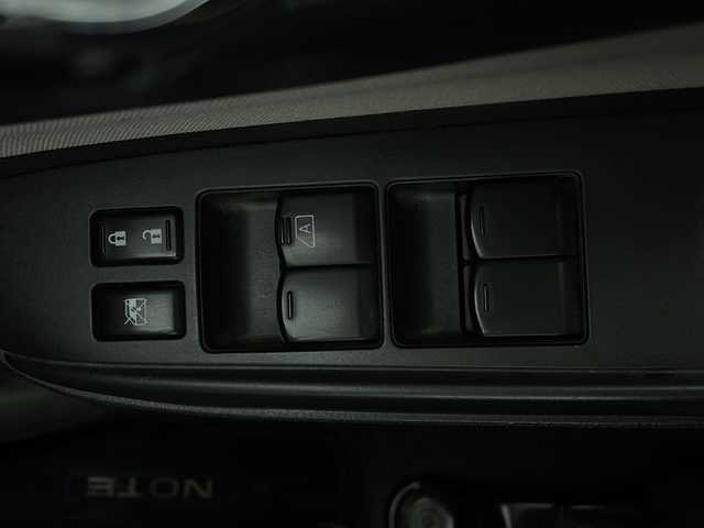 日産 ノート e－パワー X 新潟県 2017(平29)年 5万km ブリリアントホワイトパール 純正ナビ/　　フルセグ/CD/DVD/AUX/BT/アラウンドビューモニター/LEDオートライト/純正14インチアルミホイール/ステアリングスイッチ/オートエアコン/スマートキー/ETC