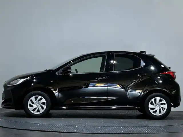 トヨタ ヤリス G 愛媛県 2023(令5)年 1.2万km ブラック ・８型ナビ（ＢＴ・ＦＭＡＭ・ＵＳＢ接続）/・バックカメラ　/・ビルトインＥＴＣ　/・オートマチックハイビーム　/・前方ドラレコ　/・衝突軽減ブレーキ　/・レーンキープアシスト