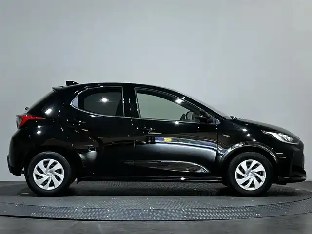 トヨタ ヤリス G 愛媛県 2023(令5)年 1.2万km ブラック ・８型ナビ（ＢＴ・ＦＭＡＭ・ＵＳＢ接続）/・バックカメラ　/・ビルトインＥＴＣ　/・オートマチックハイビーム　/・前方ドラレコ　/・衝突軽減ブレーキ　/・レーンキープアシスト