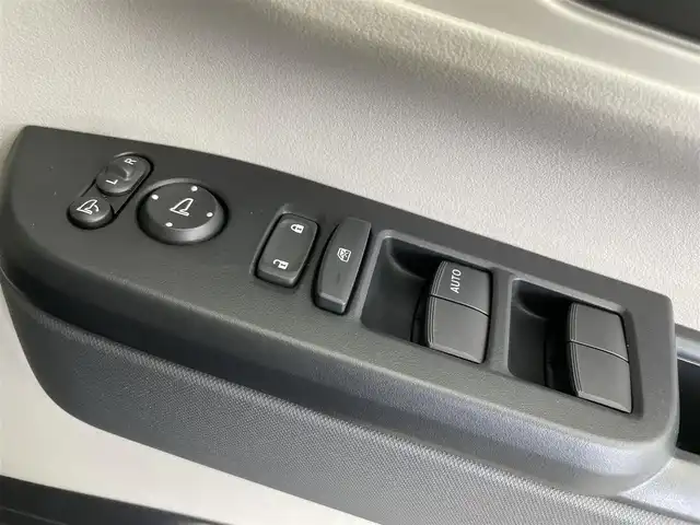 ホンダ Ｎ ＢＯＸ 富山県 2024(令6)年 0.5万km クリスタルブラックパール 純正8型ナビ（AM/FM/BT/フルセグ）/バックカメラ/ETC/片側パワースライドドア/衝突被害軽減システム/レーダークルーズコントロール/レーンキープアシスト/コーナーセンサー/横滑り防止装置/オートLEDライト/純正フロアマット/オートホールド付電子パーキング/ステアリングスイッチ/スマートキー/スペアキー