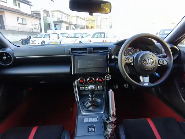 トヨタ ＧＲ８６ RZ 熊本県 2022(令4)年 0.2万km クリスタルホワイトパール GRフロントスポイラー/GRサイドスカート/GRリヤバンパースポイラー/GRカナード/GRエアロスタビライジングカバー/GR専用ステアリング/GR専用フロアマット/純正18インチAW/クルーズコントロール/前席シートヒーター/オートLEDヘッドライト/フォグ/ETC/ヘッドライトレベライザー/電格式ミラー/充電用USB端子/室内灯LED/ドアバイザー/プッシュスタート/スマートキー/スペアキー×1/保証書/取扱説明書
