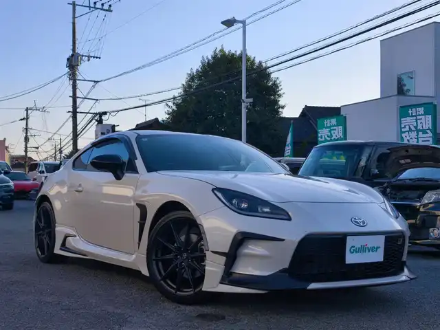 トヨタ ＧＲ８６ RZ 熊本県 2022(令4)年 0.2万km クリスタルホワイトパール GRフロントスポイラー/GRサイドスカート/GRリヤバンパースポイラー/GRカナード/GRエアロスタビライジングカバー/GR専用ステアリング/GR専用フロアマット/純正18インチAW/クルーズコントロール/前席シートヒーター/オートLEDヘッドライト/フォグ/ETC/ヘッドライトレベライザー/電格式ミラー/充電用USB端子/室内灯LED/ドアバイザー/プッシュスタート/スマートキー/スペアキー×1/保証書/取扱説明書